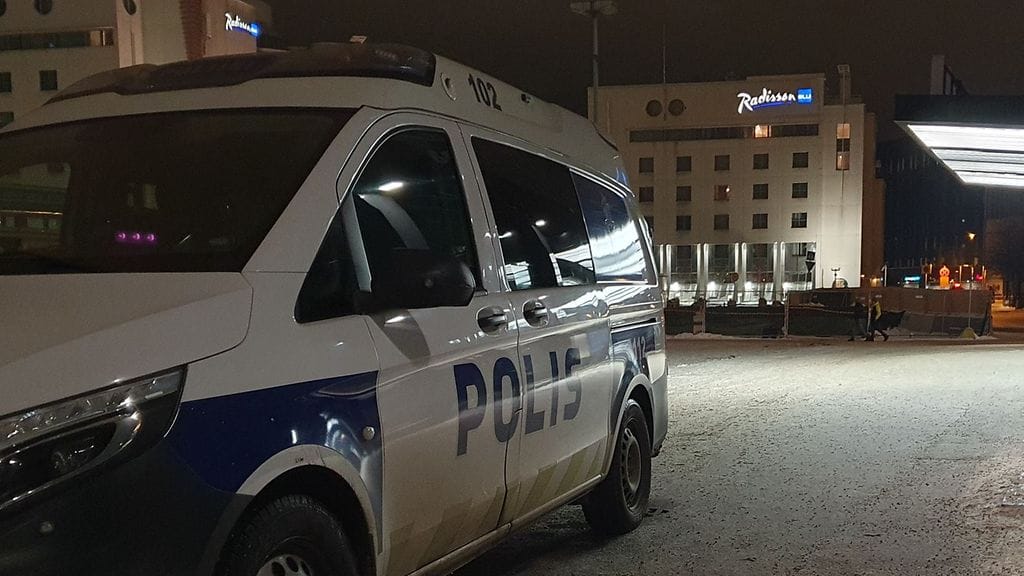 Helsingin Kampissa Raadisson SAS -hotellin edustalla on ollut poliisioperaatio.