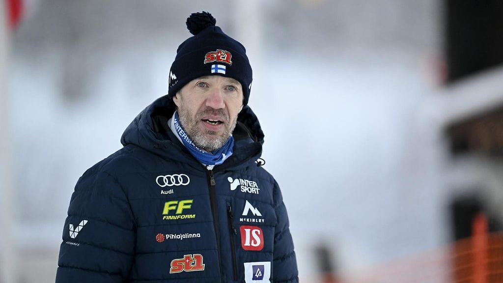 Suomen hiihtomaajoukkueen päävalmentaja Teemu Pasanen on harmissaan, että hiihdosta on tullut enemmän välineurheilua.