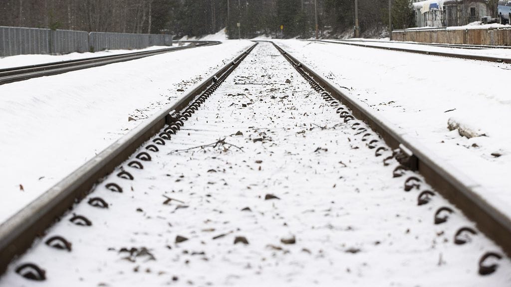 Valtiontalouden tarkastusvirasto (VTV) pitää hankeyhtiömallia ratainvestointien suunnittelussa ongelmallisena valtiontalouden kannalta. Kuvassa "Tunnin juna" -rata ja rautatieasema Lohjalla.