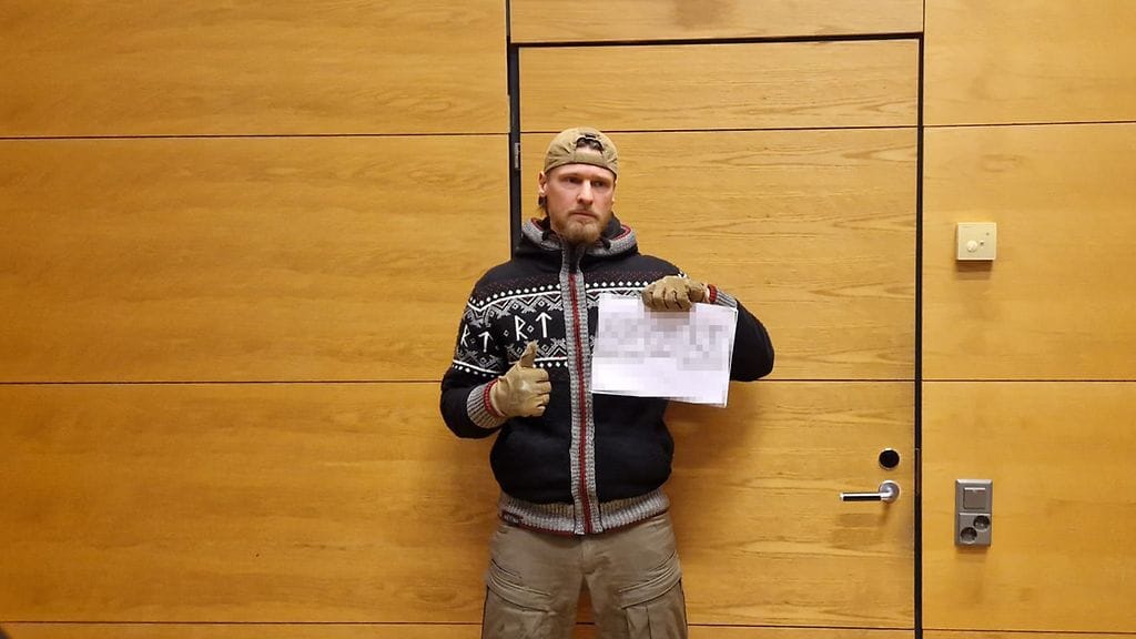 Sotarikoksista epäilty Voislan Torden kaivoi oikeudessa esiin venäjänkielisen paperin, jossa oli jonkinlainen mainos.