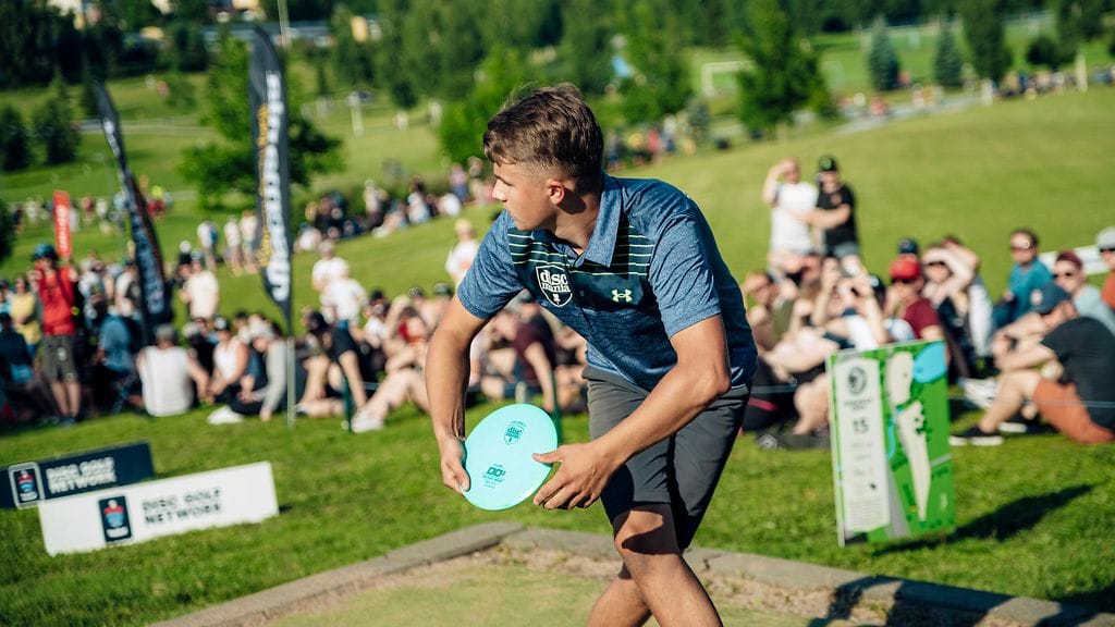 Niklas Anttila voitti ensimmäisenä suomalaisena frisbeegolfin major-turnauksen avoimen luokan kilpailun.