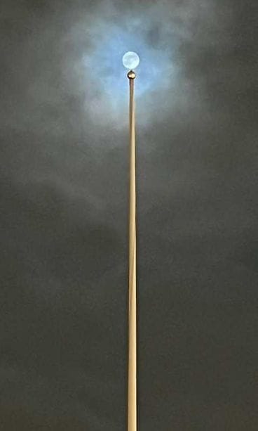 Lukijan kuva: Teuvo Hakala ikuisti täydenkuun ja lipputangon nupin Latokartanossa Helsingissä eilen, 27.12.2023.