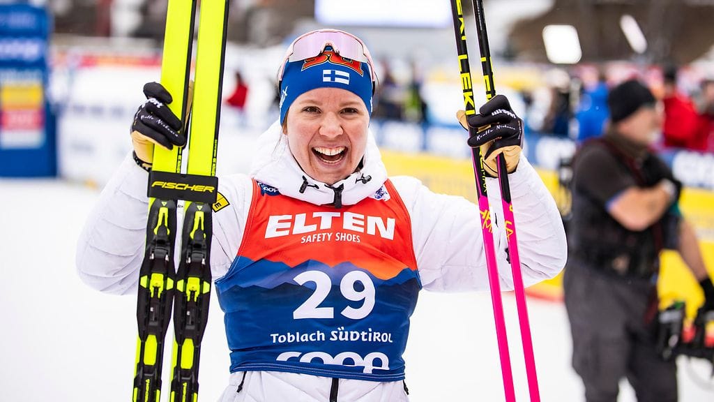 Kerttu Niskanen juhli Tour de Skillä Toblachissa 10 kilometrin perinteisen väliaikalähtökilpailun voittoa.