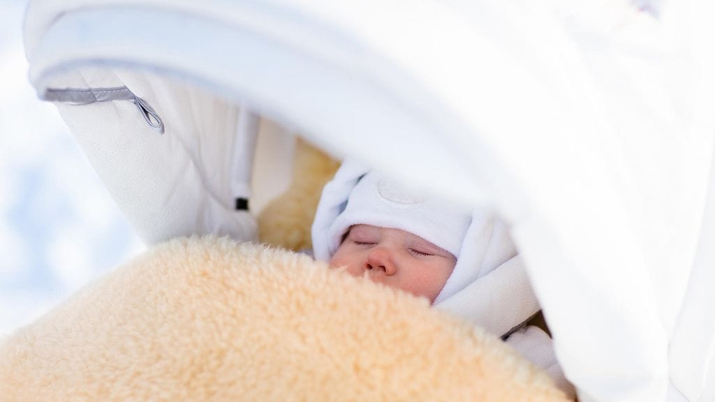 Suomessa vauvoja nukutetaan tyypillisesti ulkona, mutta milloin pakkanen on liikaa?