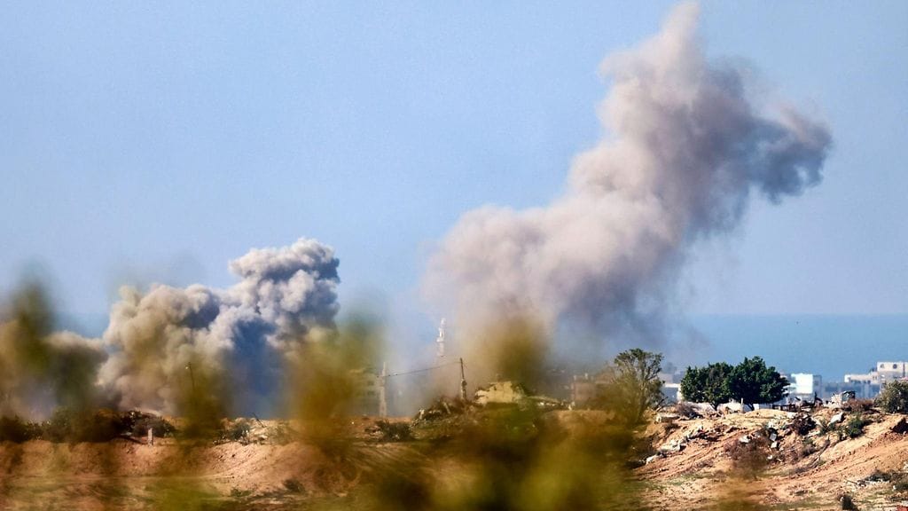Israelin ja Gazan kaistan rajalta otetussa kuvassa näkyy savua nousemassa palestiinalaisalueelta Israelin iskun aikana 7. tammikuuta 2024. Kuva: Lehtikuva