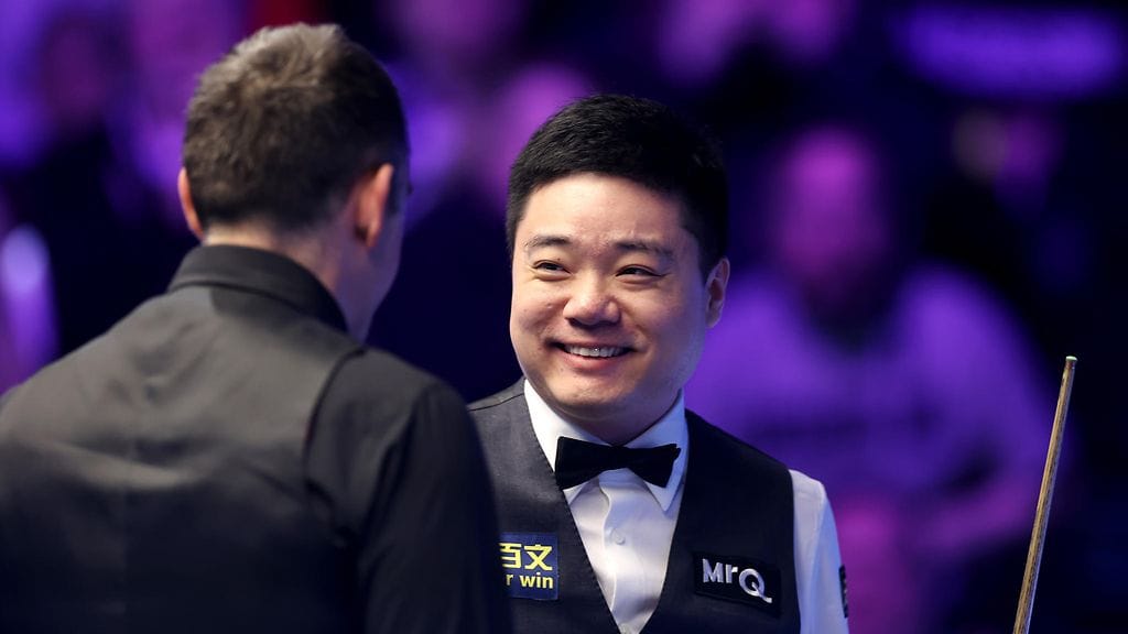 Ding Junhui riemastui maksimibreikistään, joka maistui myös Ronnie O'Sullivanille (selin).