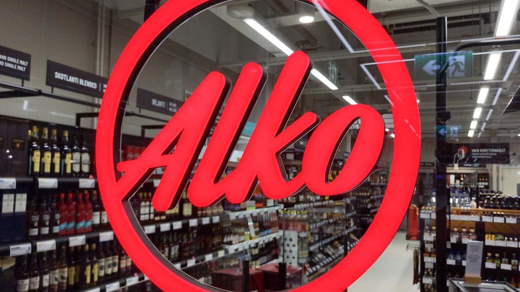 Sekä Alkon litramyynti että liikevaihto laskivat viime vuonna lähes kahdeksan prosenttia.