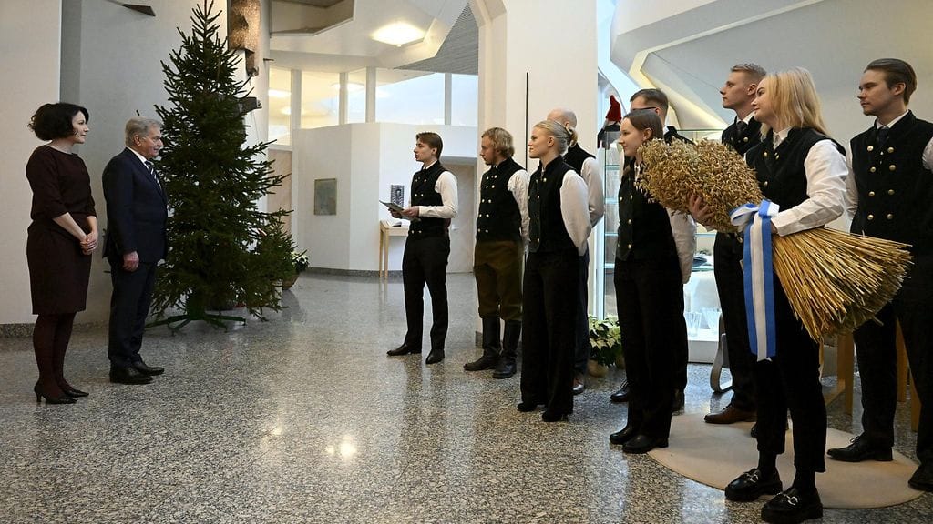 LK 12.1. 2024 Tasavallan presidentti Sauli Niinistö ja tohtori Jenni Haukio vastaanottivat Metsäylioppilaat ry:n joulukuusen presidentin virka-asunnolla Mäntyniemessä Helsingissä 14. joulukuuta 2023.