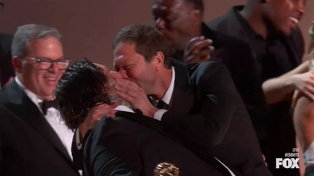 Matty Matheson ja Ebon Moss-Bachrach vaihtoivat suudelman lavalla Emmy-gaalassa.
