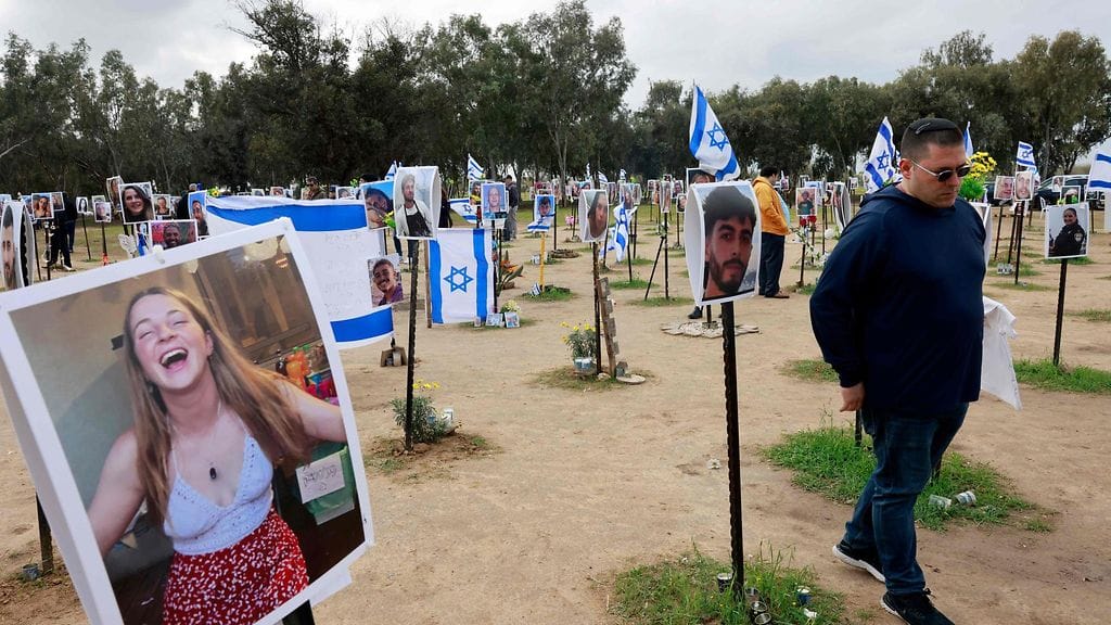 Hamasin terroristit tappoivat ja ottivat panttivangiksi useita Supernova-festivaalin osallistujia iskussaan Israeliin 7. lokakuuta 2023. Kibbutzin Reimin festivaalialueelle on nyt noussut alue, jossa muistellaan iskun uhreja ja pyydetään lisätietoja kaapatuista.