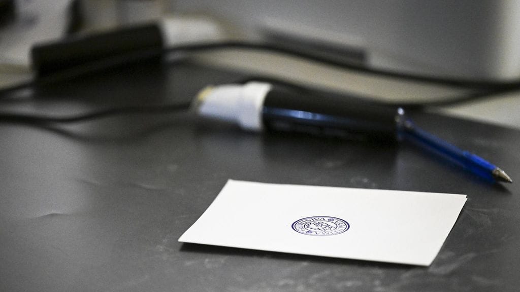 Kaakkois-Suomen vaalipiirilautakunta rikkoi KHO:n mukaan vaalilakia, koska viime kevään eduskuntavaalien ennakkoäänestyskuoret leikattiin auki ääntenlaskua edeltävänä päivänä.