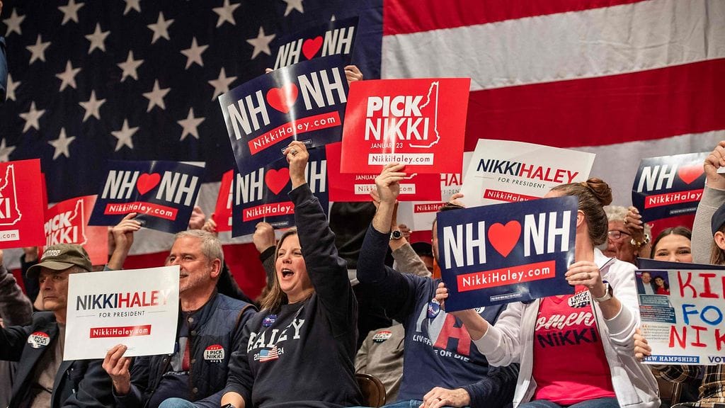Kannattajat hurraavat republikaanien presidenttiehdokkuutta tavoittelevalle Nikki Haleylle Exeterissä, New Hampshiressä, 21. tammikuuta 2024.