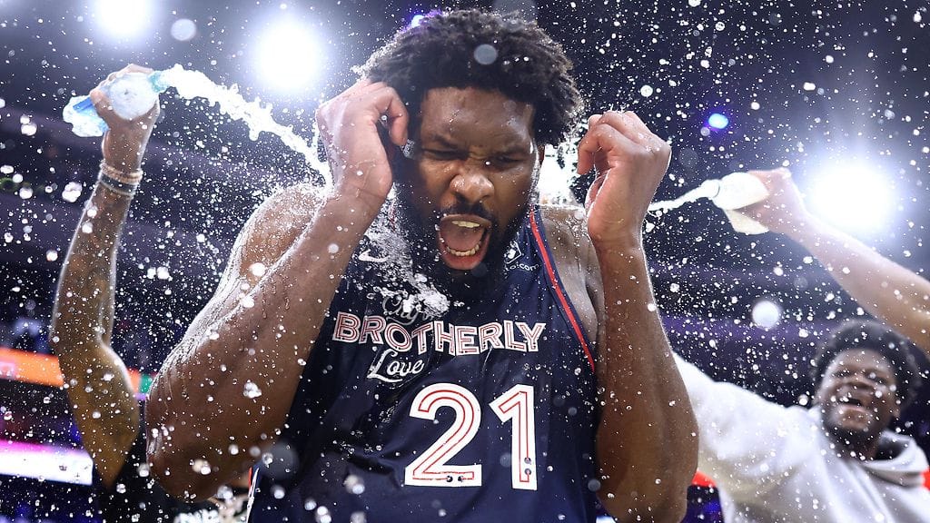 Joukkuekaverit yllättivät Joel Embiidin hirmuisen ennätysillan päätteeksi.