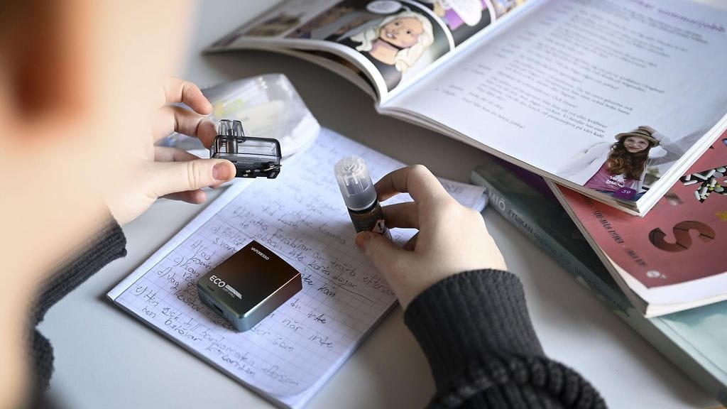 Vapet yleistyvät vauhdilla alaikäisten keskuudessa. Laitteissa käytetyissä nesteissä on haitallisia aineita, ja niitä syntyy myös, kun nestettä kuumennetaan aerosolimuotoon hengitettäväksi.