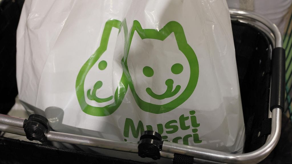 Musti Group on Pohjoismaiden johtava lemmikkieläintarvikeyhtiö. Kuvassa on Mustin ja Mirrin muovipussi.