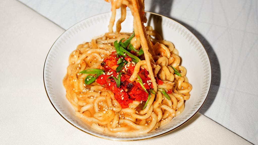 Udon-nuudelit aateloidaan koukuttavalla maapähkinävoikastikkeella.