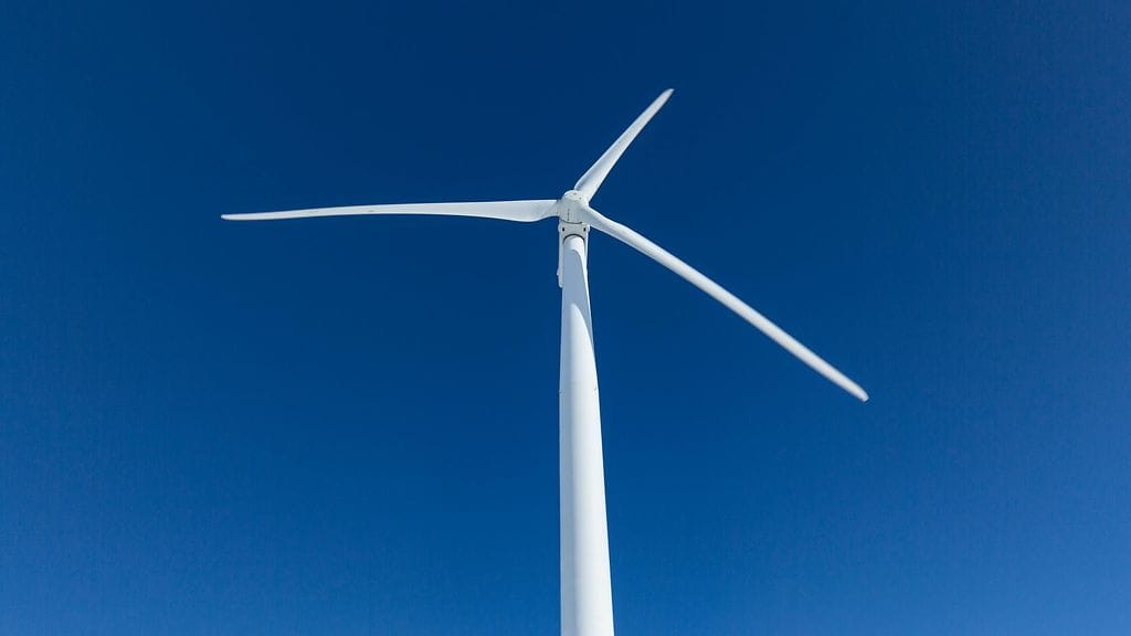 Erikoiskuljetus kuljetti tuulivoimalan lapoja. Kuvituskuva.