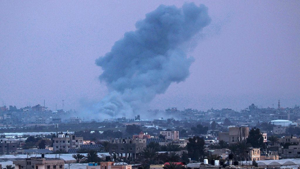 Rafahista otetussa kuvassa näkyy savua Khan Yunisin yllä kaukana Israelin pommitusten jälkeen Gazan eteläosassa helmikuussa.