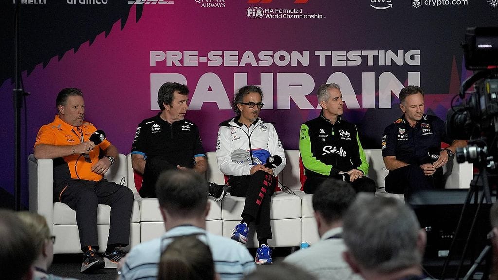 Zak Brown (vas) ja Christian Horner (oik.) osallistuivat tortaina kaudenaustestien lehdistötilaisuuteen.