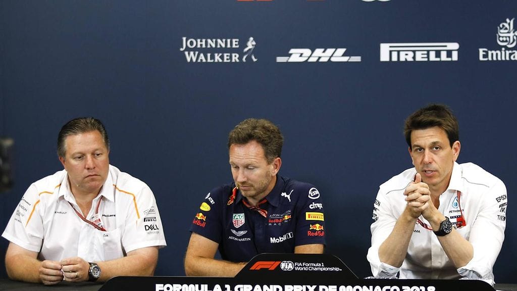 Zak Brown (vasemmalla) ja Toto Wolff (oikealla) vaativat FIAlta toimia Christian Horneria (keskellä) koskevassa asiassa.