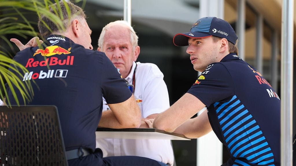 Tallipäällikkö Christian Hornerilla (selkä kameraan päin), neuvonantaja Helmut Markolla (keskellä) ja Max Verstappenilla riitti juteltavaa viikonloppuna Bahrainissa.