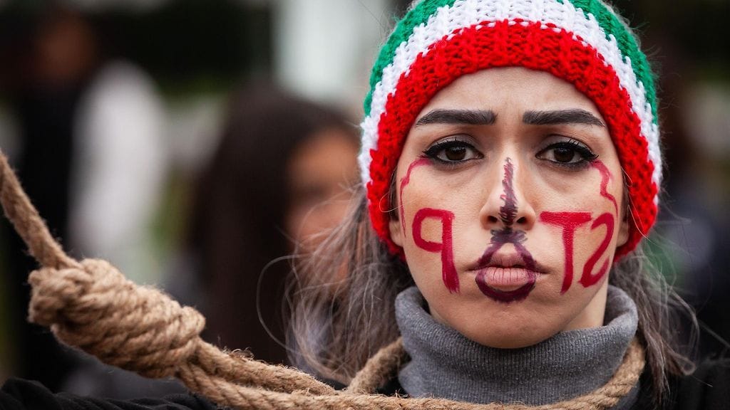 Tekosilmukan kaulaansa kietonut mielenosoittaja protestoi Iranin islamilaisen hallinnon viimeaikaisia teloituksia vastaan. Washington, Yhdysvallat 10.2.2024.