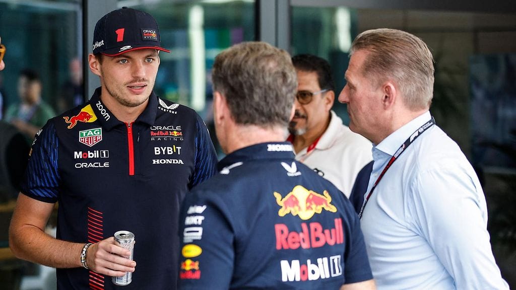 Max Verstappen, Christian Horner (selin kesk.) ja Jos Verstappen Qatarin GP:ssä lokakuussa 2023.