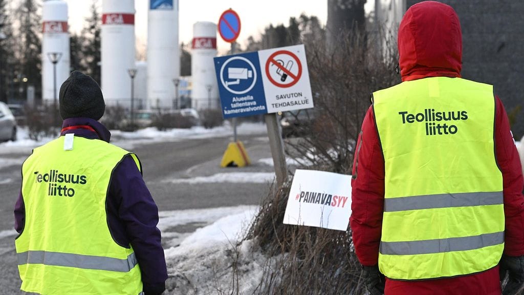 Teollisuusliiton lakkovahteja piikiekkovalmistaja Okmeticin tehtaan portilla Vantaalla 11. maaliskuuta.