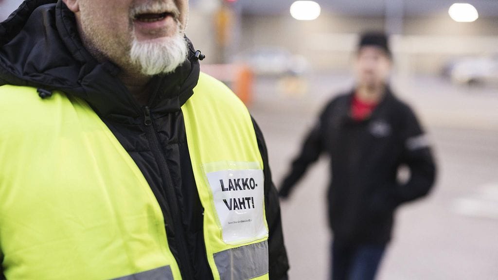 LK 130324 Lakkovahteja Sinebrychoffin Keravan panimon portilla 15. marraskuuta 2023. Kuvituskuva.