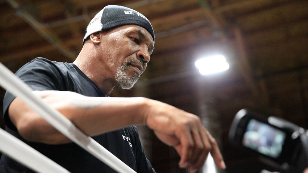 Mike Tyson on nousemassa heinäkuussa kehään varoituksista huolimatta.