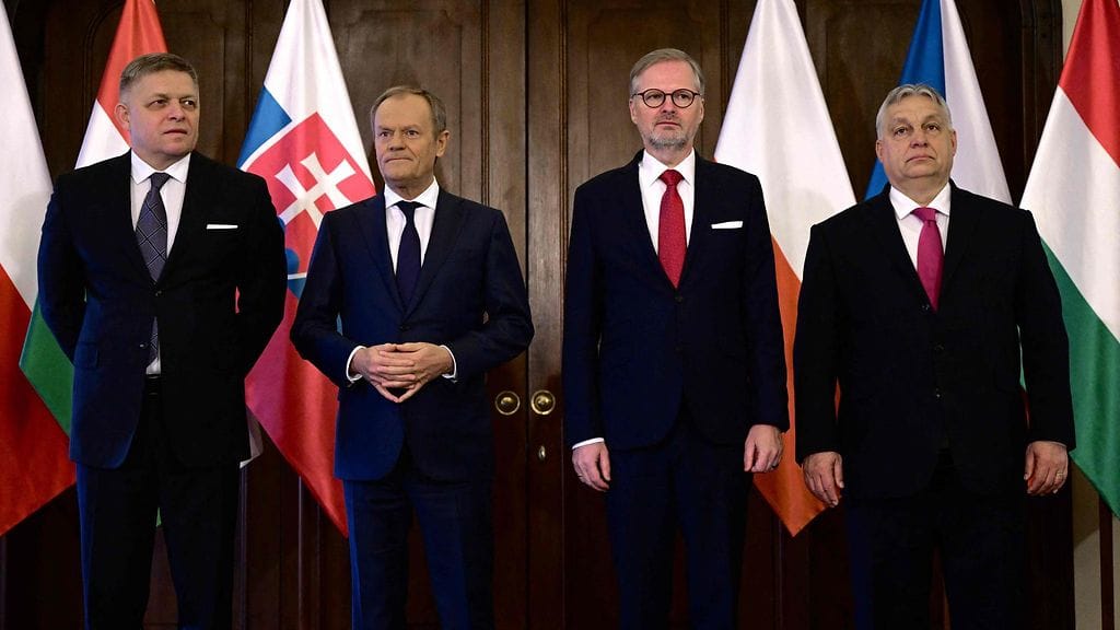 Slovakian, Puolan, Unkarin ja Tshekin pääministerit Robert Fico, Donald Tusk, Viktor Orban ja Petr Fiala poseeraavat Visegrad-maiden yhteiskuvassa 27. helmikuuta.