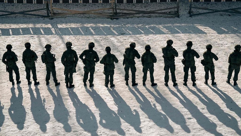 Kymmeniä Kaartin jääkärirykmentissä palvelevia varusmiehiä on sairastunut adenovirukseen Santahaminassa Helsingissä, tiedottaa Maavoimat. Kuvituskuvassa Kaartin jääkärirykmentin reserviläisiä ampumaradalla osallistuessaan sotaharjoitukseen Santahaminan sotilastukikohdassa Helsingissä 7. maaliskuuta 2023.