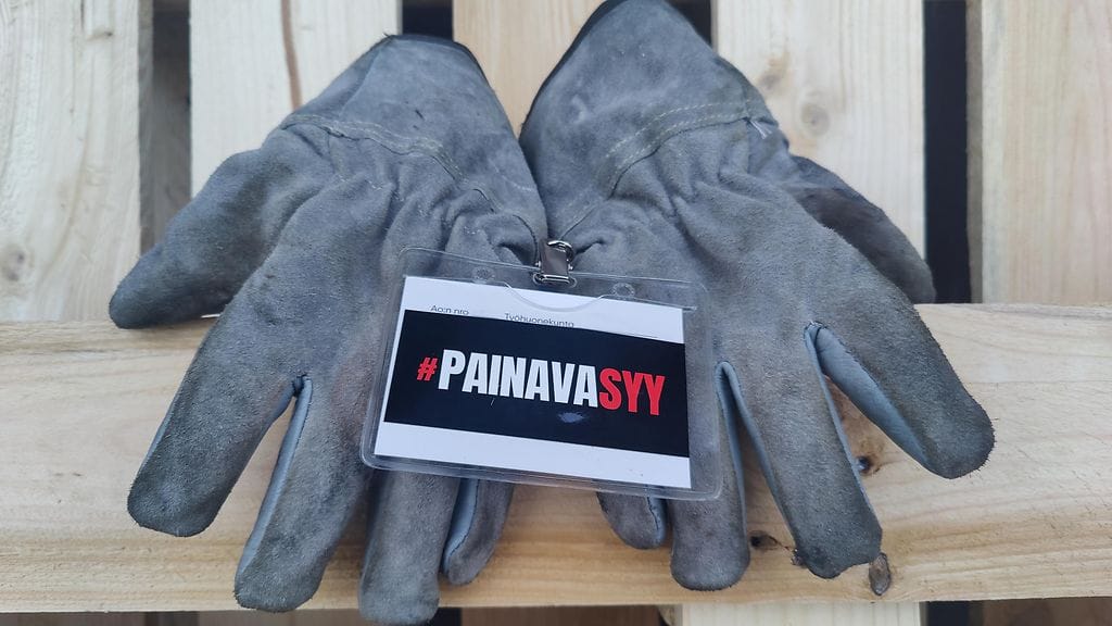 Eduskunta on saanut päätökseen niin sanottujen lakkolakien ensimmäisen käsittelyn, kun täysistunto päätti lakiesityksen sisällöstä äänestyksen jälkeen. Kuvituskuvassa lakkolaisten hanskat.