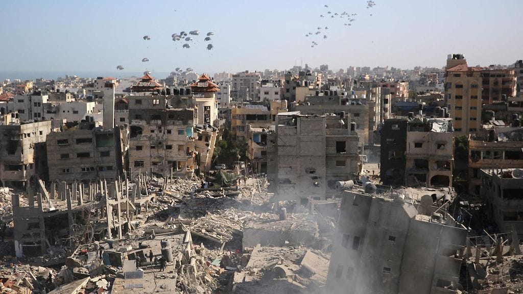 Aktivistiryhmien mukaan palestiinalaislääkäri työskenteli täysin tuhoutuneessa al-Shifan sairaalassa