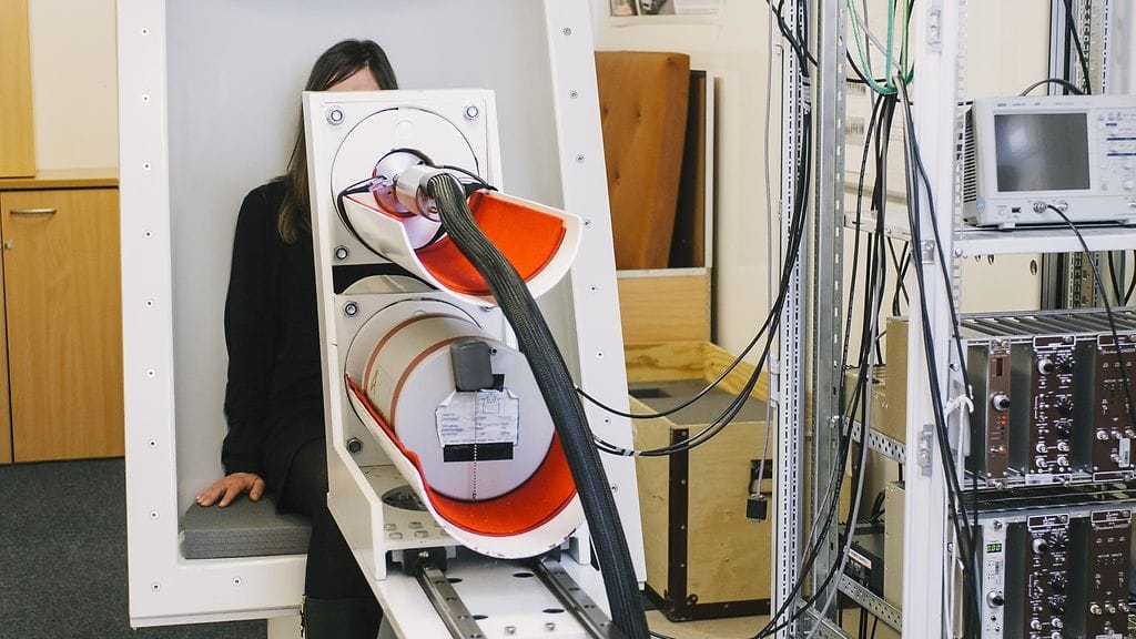 Säteilyturvakeskuksen liikkuvassa laboratoriossa ihmisen radioaktiivisuuden määrä ja radioaktiiviset aineet selviävät viidentoista minuutin mittauksessa.