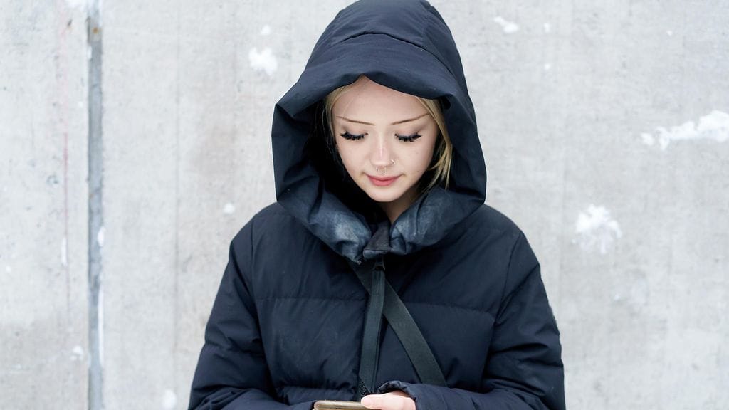 Nainen käyttää puhelinta