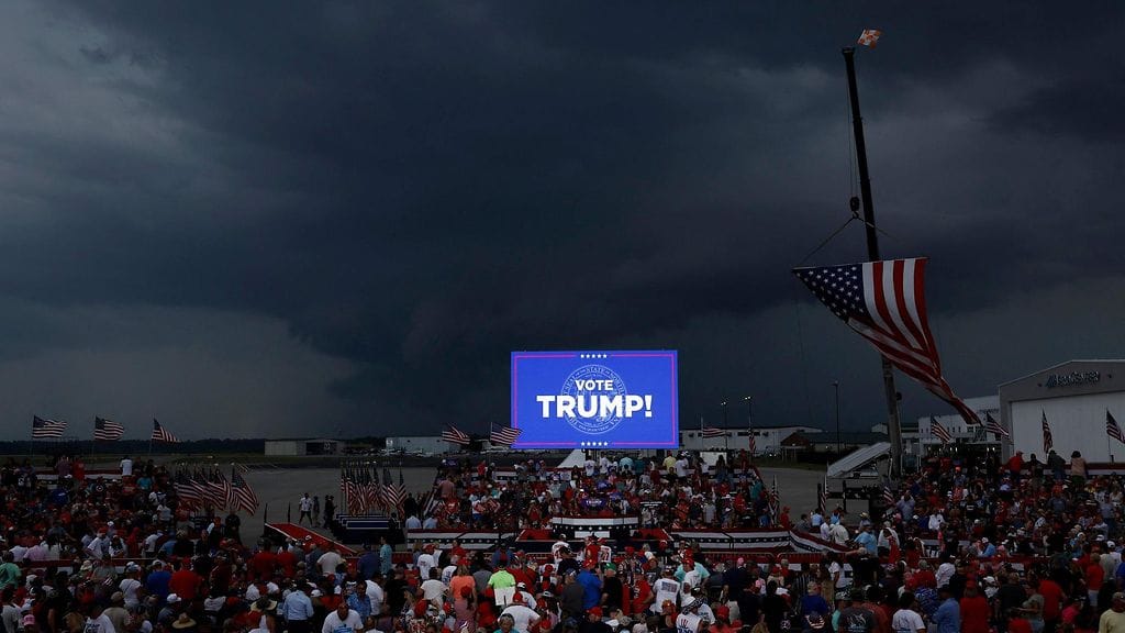 Trumpin paluu kampanjakiertueelle viivästyi, kun järjestäjät lykkäsivät tilaisuutta huonon sään vuoksi.