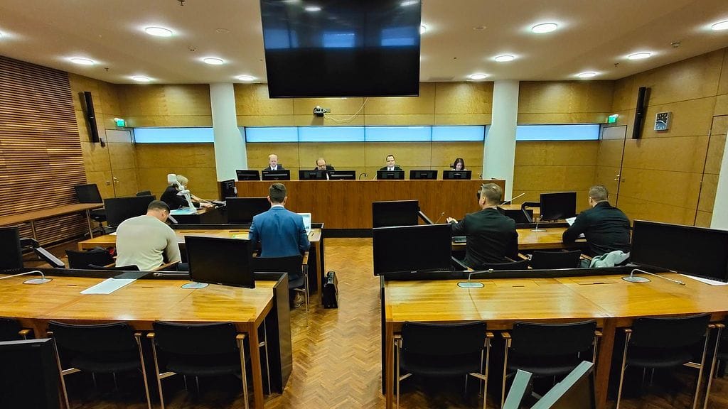 Jari Aarnion ex-alaiset saapuivat hovioikeuden eteen aamulla 22. huhtikuuta 2024.