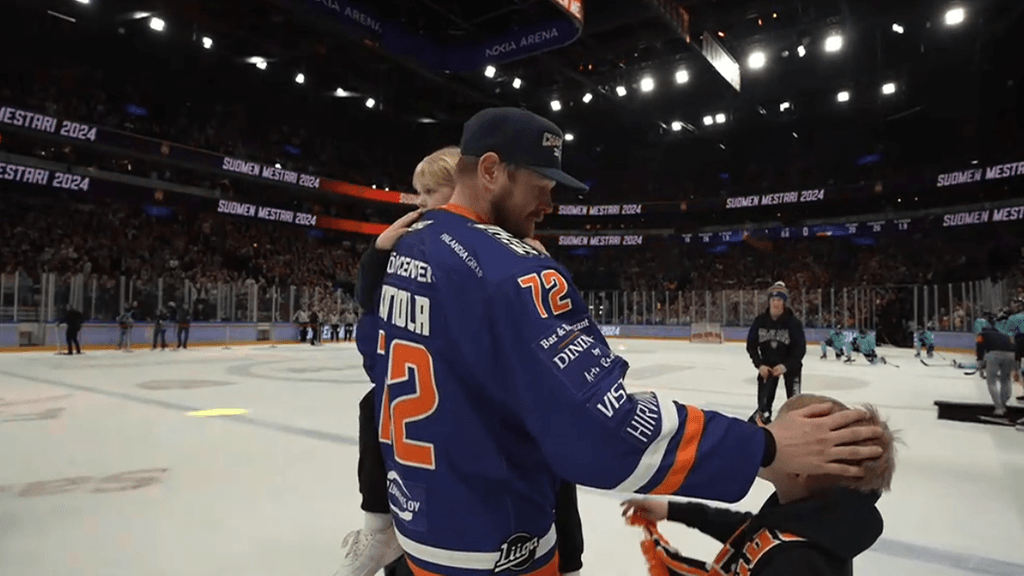 Koskettava hetki: Petri Kontiola kaappasi lapset syleilyynsä mestaruushuumassa