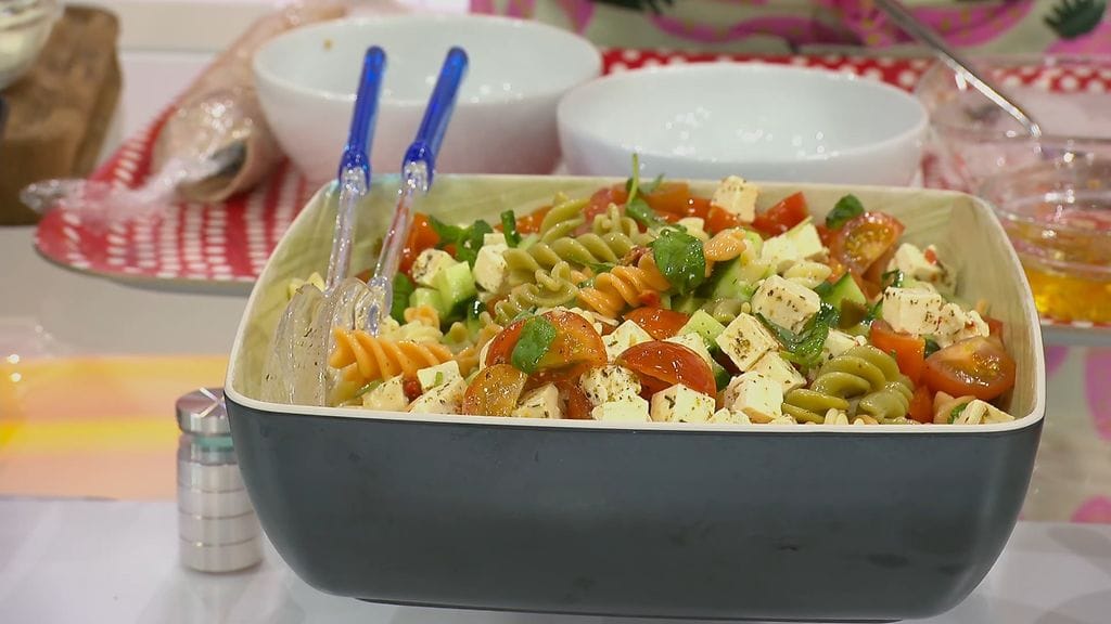 Helppo pastasalaatti sopii vaikka vappupiknikille.