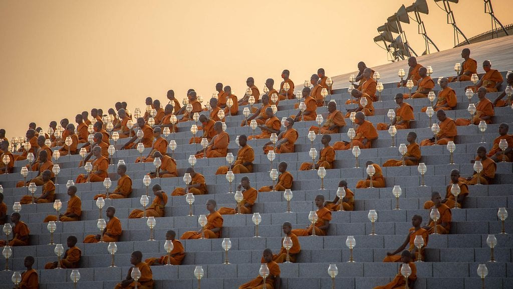 Munkkeja kuvattuna Thaimaan pääkaupungissa Bangkokissa.