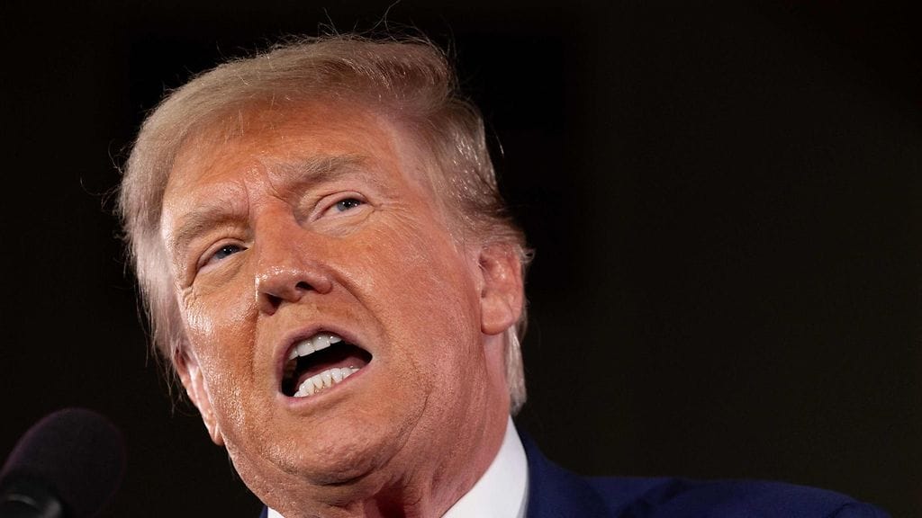 Trump uhoaa jälleen läheisillä suhteillaan Putiniin.