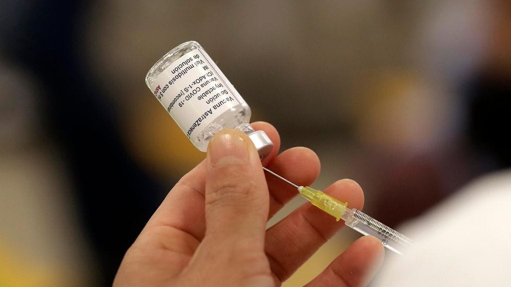 Osalle väestöstä suositellaan influenssa- ja koronarokotusta, ja tietyt riskiryhmiin kuuluvat saavat ne ilmaiseksi. Kuvituskuvassa on Astra Zenecan koronarokote.