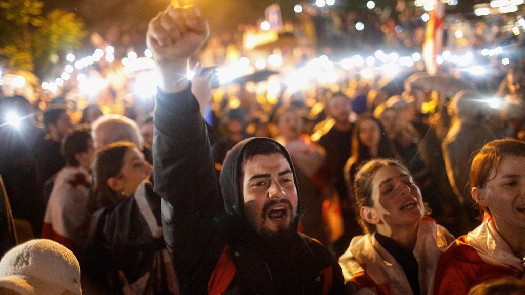 Kymmenet tuhannet ihmiset marssivateilen Georgian pääkaupunki Tbilisissä vastustaakseen hallituksen kiisteltyä lakiehdotusta.