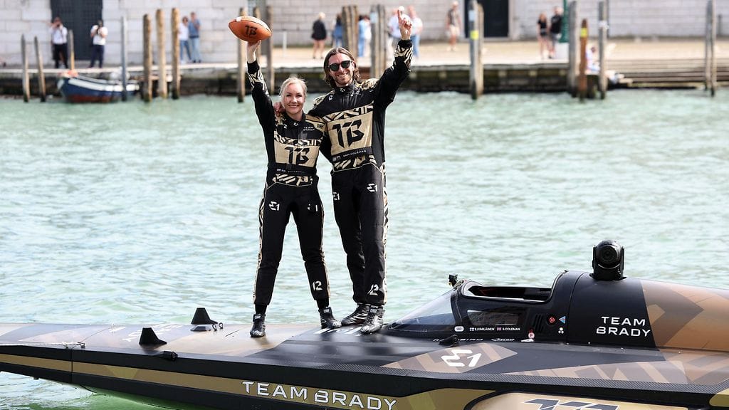 Emma Kimiläinen ja Sam Coleman juhlivat Venetsian GP:n voittoa E1-formulavenesarjassa.