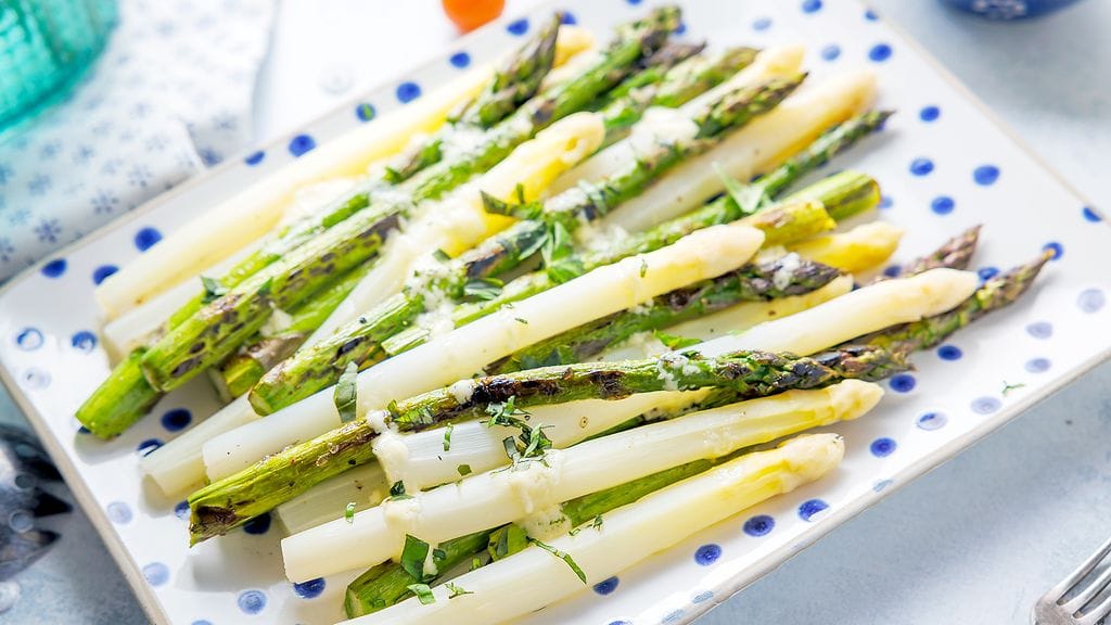 Valkoinen ja vihreä parsa ovat kevään herkullista sesonkiruokaa.