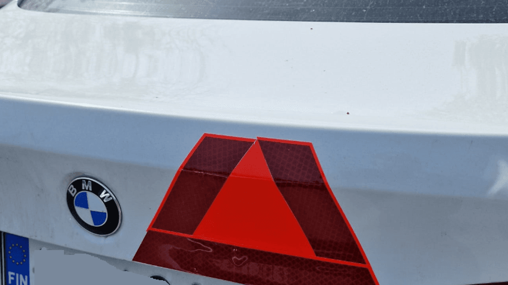 Opetusajossa olleeseen henkilöautoon oli laitettu virheellinen merkintä. Kuva: Poliisi