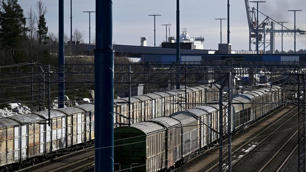 uomen kausitasoitettu bruttokansantuote kasvoi vuoden ensimmäisellä neljänneksellä 0,5 prosenttia loka–joulukuusta.