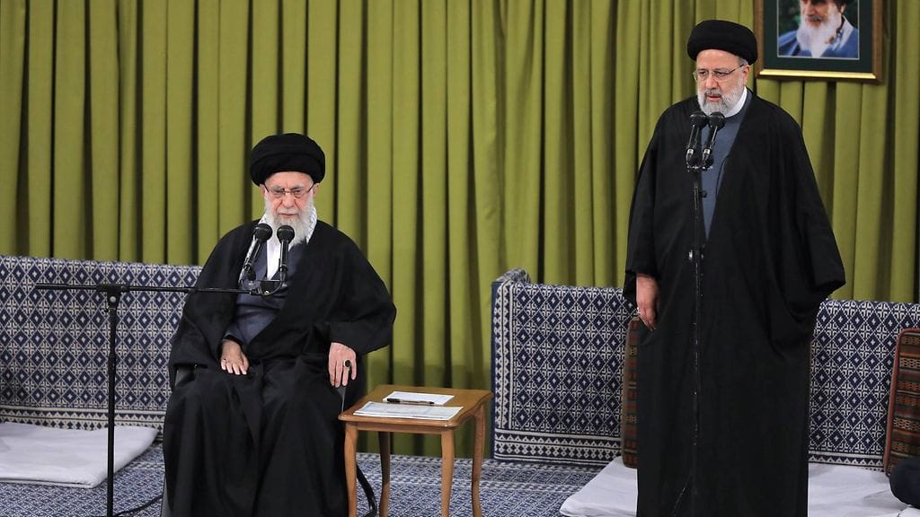 Ebrahimi Raisia (oik.) pidettiin Irakin ylimmän johtajan, ajatollah Ali Khameinin (vas.) seuraajaehdokkaana.