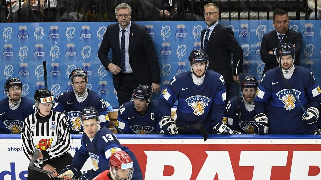 Kuvaa penkiltä: Jukka Jalosella tulinen sananvaihto Jesse Puljujärven kanssa